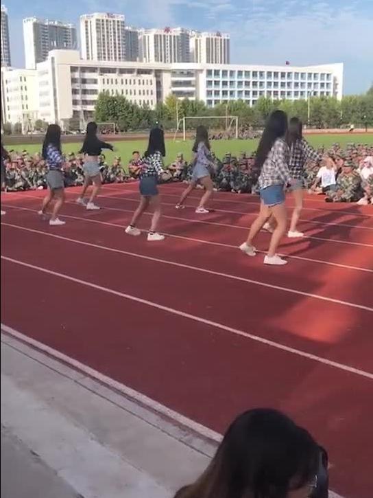 军训姐跳舞吃瓜视频,校园生活趣味横生