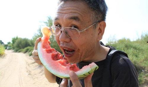 吃瓜动作怎么做视频,一招吃瓜动作，教你轻松拍出趣味短视频