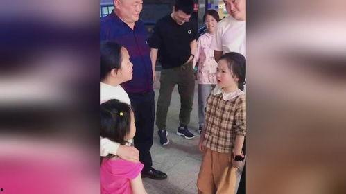 两个吃瓜小朋友视频,两位小朋友的欢乐吃瓜瞬间