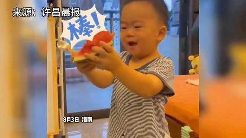 萌娃凭实力吃瓜视频,萌态百出引网友热议